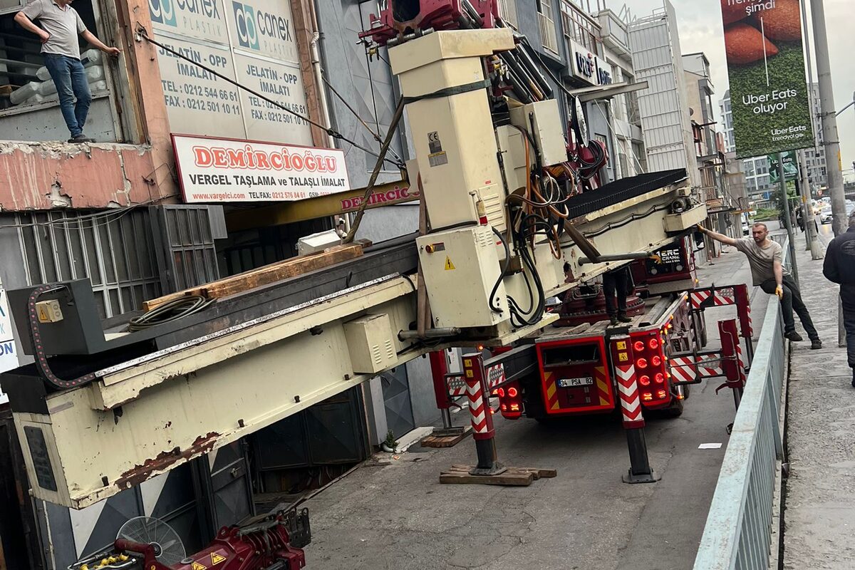 Sepetli Vinç ile Yüksekte Güvenli Çalışmanın Püf Noktaları